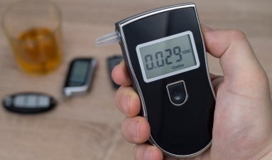 【弁護士監修】直行直帰のアルコールチェックはどうする？義務化後の検査方法を徹底解説
