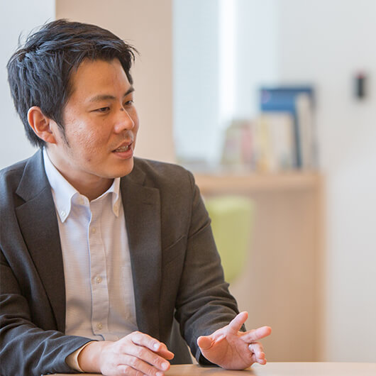 全社に波及する新しい試みは、スタッフの成長を願うスーパーバイザーと部長の会話から生まれた。