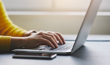 オンライン試験でカンニングや不正行為は防止できる？ 監視方法や対策を解説